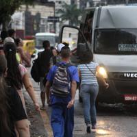 Passageiros tiveram que pagar mais caro e disputar lugar dentro dos transportes coletivos durante o primeiro dia da greve dos rodoviários em Belém