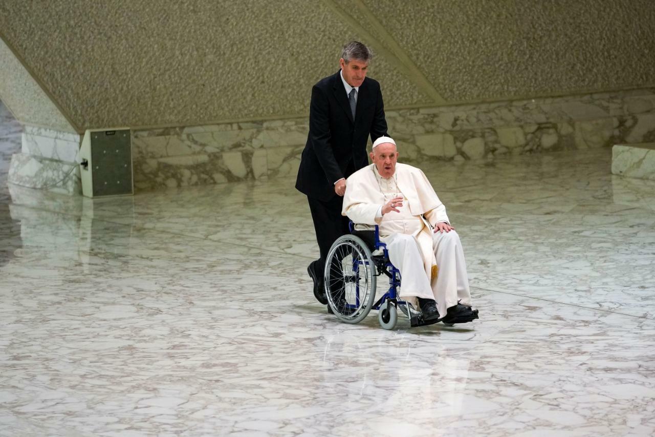 Papa Francisco aparece em cadeira de rodas durante audi&ecirc;ncia | Mundo | O  Liberal