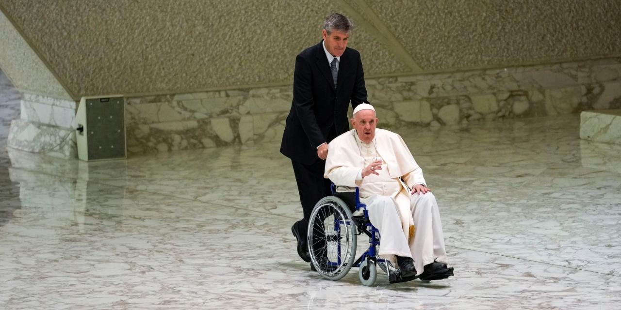 Papa Francisco aparece em cadeira de rodas durante audiência | Mundo | O Liberal