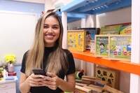 A pedagoga Hanna Leão, professora da Faculdade Estácio-FAP, comenta que gosta de usar ao seu favor as tecnologias digitais dos aparelhos móveis durante as aulas
