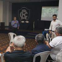Rafael Lacerda (ao centro), da Universidade do Futebol, palestrou para os conselheiros azulinos sobre a SAF no mês de março