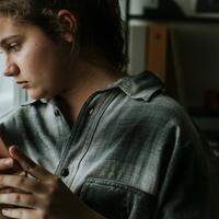Cyberbullying consiste em perseguir, humilhar, intimidar, agredir e difamar outras pessoas em ambientes virtuais, como aplicativos e redes sociais