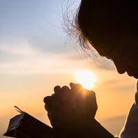 Para pessoas religiosas, a oração pela manhã é um dos mais importantes momentos do dia