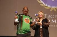 Wilson Caju recebe troféu de atleta do ano ao lado de Rose Maiorana, diretora comercial do Grupo Liberal
