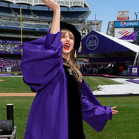 Cantora Taylor Swift em cerimônia de formatura da Universidade de Nova York