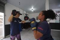 Instrutor Ailton Ferreira e aluna Cinara Mendes durante treinamento