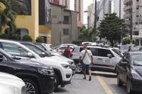 Carros estacionados em cima das calçadas são uma realidade em vários pontos de Belém.