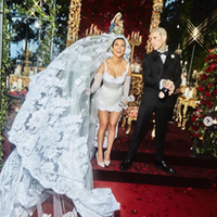 A noiva usou um vestido assinado pela grife da italizana Dolce & Gabanna com um véu surpreendente: um bordado da Virgem Maria no véu e os dizeres "Família, Lealdade e Respeito".