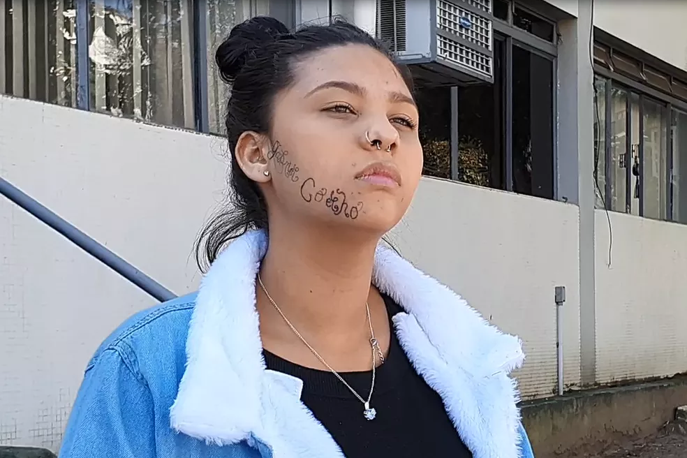 "Gritava pedindo ajuda e ele me batia", conta jovem tatuada à força pelo ex asomadetodosafetos.com - "Gritava pedindo ajuda e ele me batia", conta jovem tatuada à força pelo ex