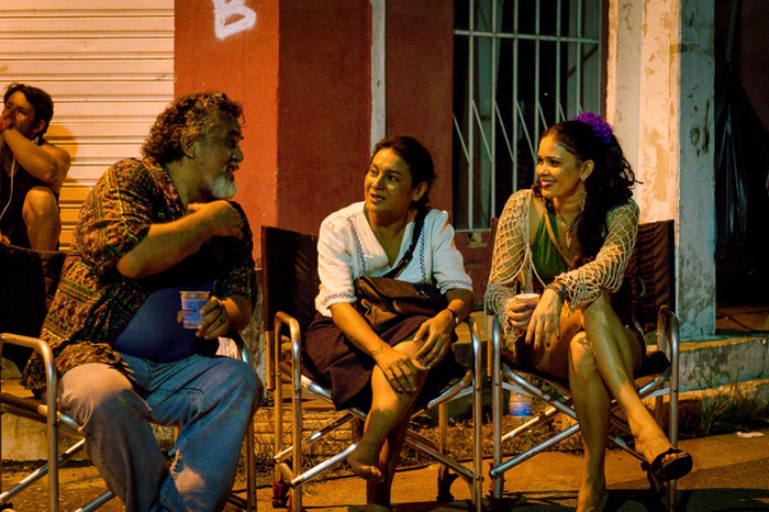 No set de filmagem, Goretti conversa com Dira Paes e Paulo Marat.