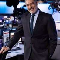 William Bonner renovou o contrato com a TV Globo e deve ficar no comando do Jornal Nacional por mais quatro anos.