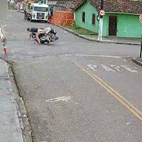 Câmeras de monitoramento registraram um acidente entre dois motociclistas na "esquina da morte", no bairro São Miguel, região central de Augusto Corrêa, Nordeste do Pará, na tarde da última quarta-feira (25).