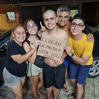 Ao lado da família, Carlos Furtado comemora aprovação no Processo Seletivo Especial para o Curso de Licenciatura em Música 2022 da Universidade do Estado do Pará. O jovem tem Transtorno do Espectro Autista