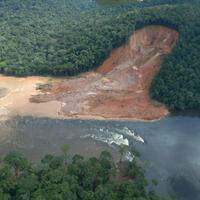 Imagem do deslizamento apontado pelos indígenas como causador da coloração do rio