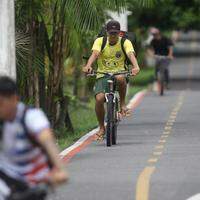 Leonan Ribeiro, de 19 anos, vê como necessidade a rotina de andar de bicicleta.