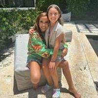 A filha do jogador do Al-Rayyan, apareceu abraçadinha com Anitta, na área externa da casa da brasileira nos Estados Unidos.