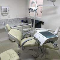 Consultório odontológico precisa ser acessível e bem equipado. Na foto, uma cadeira personal air com refletor 3 LED.
