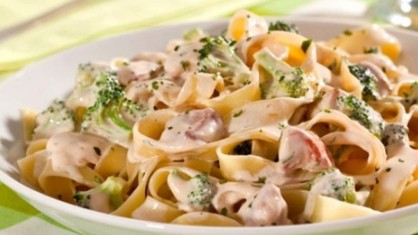 Macarrão com creme de frango e brócolis: confira a receita dessa massa ...