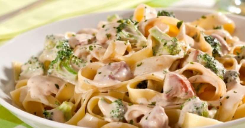Macarrão com creme de frango e brócolis: confira a receita dessa massa ...