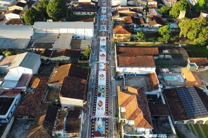 O tapete de serragem, confeccionado para as celebrações de Corpus Christi em Capanema, tem mais de 1 km de extensão