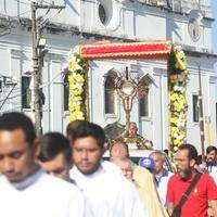A procissão de Corpus Christi, com o Santíssimo Sacramento, seguiu pelas ruas de Belém até passar pelos tapetes de serragem da igreja do Carmo