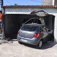 O carro entrou e danificou uma casa no bairro de São Brás