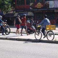 Motociclistas fazem retornos proibidos por cima de faixas de pedestres e colocam em risco quem está a pé ou mesmo de bicicleta