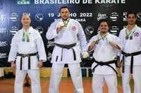 Petro, no alto do pódio, comemora campeonato brasileiro de karatê