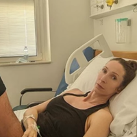 Andrea e o marido Jay no hospital, na Ilha de Malta
