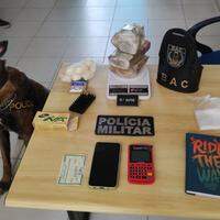 Lupan, um cão farejador da corporação, ajudou a encontrar as drogas, balanças de precisão, munições, além de material para embalagem