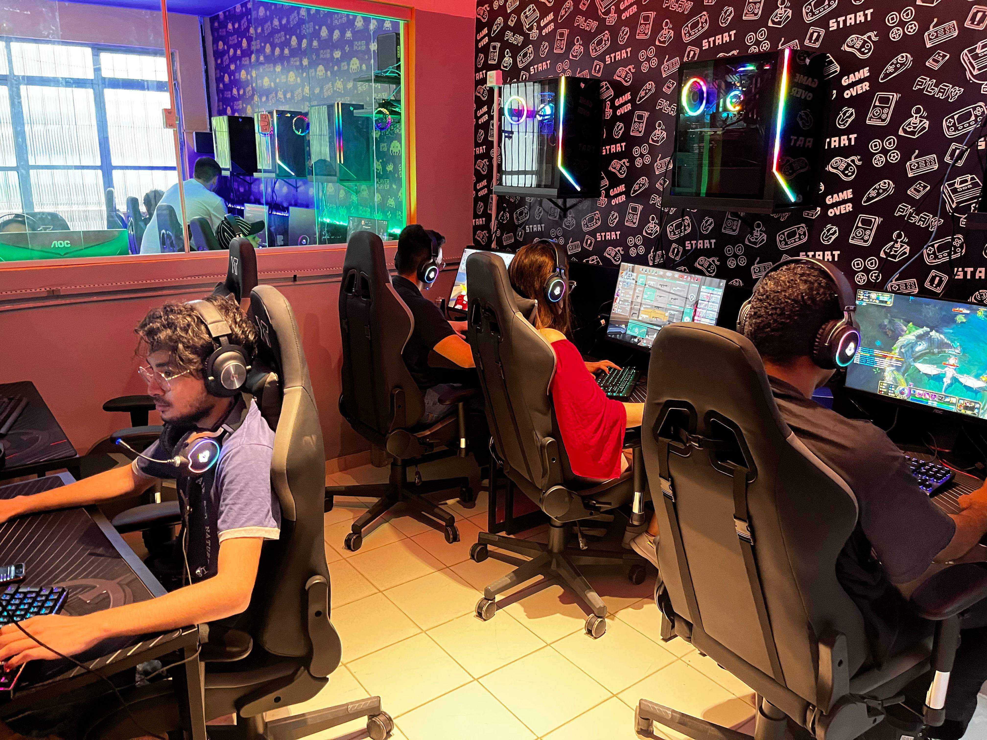 Para gamers e gateiros Lan house oferece jogos e interação com gatos