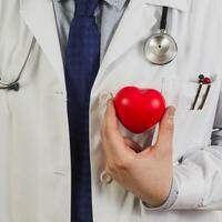 O médico Edgar Sobrinho recomenda mudanças no estilo de vida para prevenir doenças como AVCs e infartos