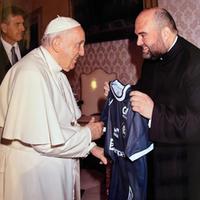 Papa Francisco recebendo a camisa do Leão Azul