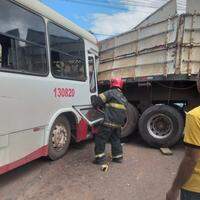 Motorista do ônibus e passageiros ficaram feridos durante acidente