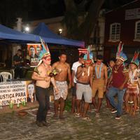 Indígenas Tembém rendem homenagem a Bruno e Dom, na Praça do Carmo