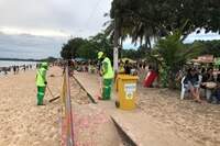 A coleta dos resíduos em toda a extensão da praia também é intensificada pela equipe de trabalho da Recicle
