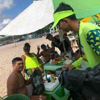 Banhistas recebem orientações para coleta e destinação adequada de resíduos na Praia do Caripi, em Barcarena