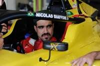 Caio Castro pilota o carro de Nicolas Giaffone.