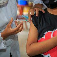A partir de segunda-feira, 18, crianças de 3 a 5 anos começam a ser vacinadas com a vacina Coronavac, seguindo a liberação feita pelo Ministério da Saúde