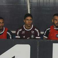 Goleiro Vinícius (segundo da direita para esquerda) após anos como titular no gol azulino, ficou na reserva contra o ABC