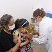 Pais estiveram confiantes e aliviados por iniciarem o esquema vacinal das crianças, em Belém.