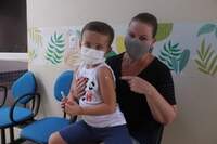 Taís Porto e o filho, Davi, aproveitaram o primeiro dia de imunização da nova faixa etária.