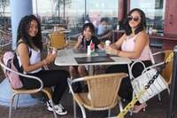 Helena Aguiar e as filhas moram em Marabá e estão passeando em Belém. “Para refrescar, temos muitas opções, entre elas o sorvete”, disse Helena.