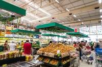 As seções de hortifrúti do Supermercado Preço Baixo possuem uma variedade de frutas e verduras