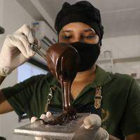 Primeira fábrica de chocolate da cidade oferece a iguaria com percentuais de cacau para agradar todos os públicos