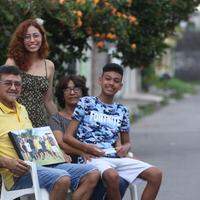 Os avós Fátima e Waldir Azevedo declaram imenso amor pelos sete netos, representados por Yasmin e Isaque