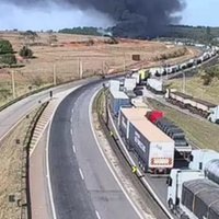A explosão no caminhão carregado com diesel e gasolina ocorreu na pista no sentido para o estado de São Paulo