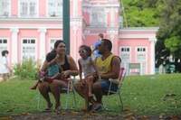 Aline Barbosa e o marido Breno levaram as filhas Letícia e Laura para brincar na praça