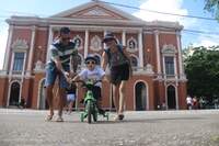 Rogério Duarte e a esposa Maria de Nazaré aproveitaram os amplos espaços da praça para ensinar o filho Daniel a andar de bicicleta