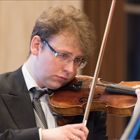 violinista austríaco Dominik Hellsberg.